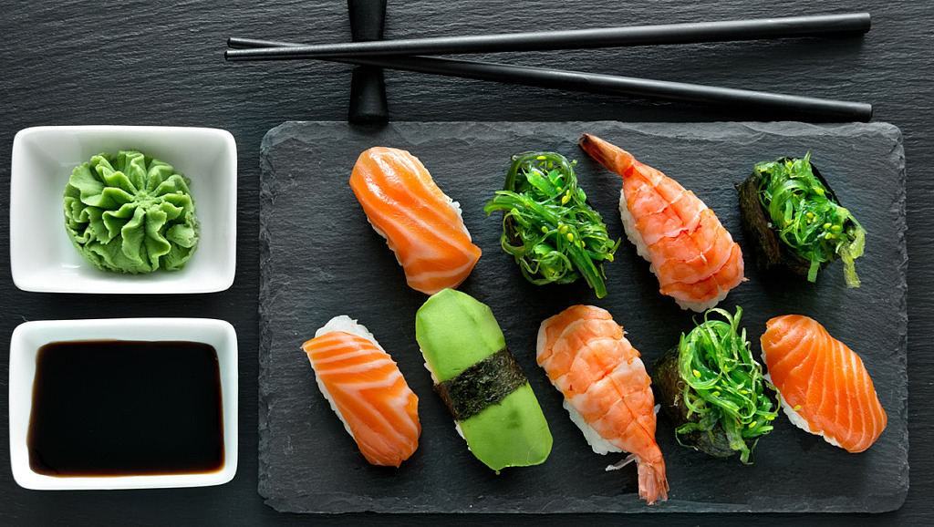 Sushi och återanvändbara ätpinnar