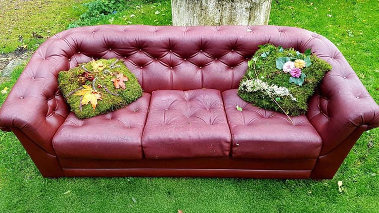 Soffa med grönska i